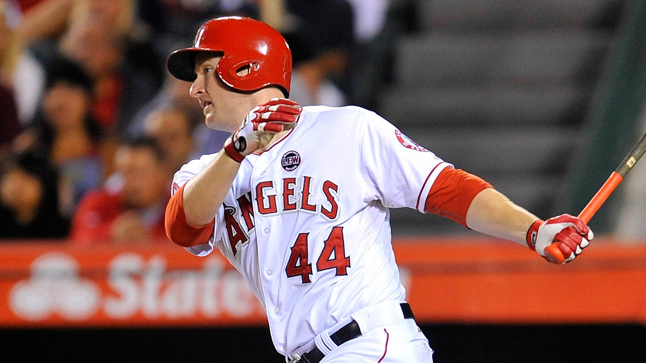 D-backs get slugger Trumbo from Angels in trade for Eaton, Skaggs